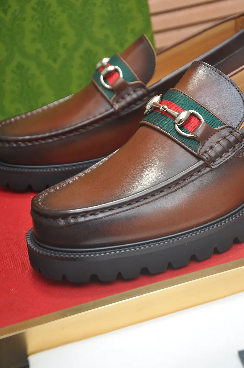 Men's shoes💰560💶Italy's top luxury men's shoe giant (GUCCI) (Gucci) (full cowhide lining) new arrival🍃Original European style🔰 Pleasant to the eye😍In order to make the shoes more durable and non-deformable🌀The production continues to follow traditional methods but there is still no lack of innovation💪Choose original sheepskin for the leather♻️ Smooth and natural And extra bright ⭐Made of imported cowhide, the first choice of rich people 38-45 (45 customized)